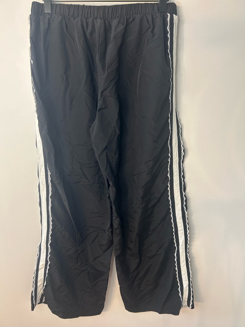 *NWOT* No Boundaries Womens Black and White Lace Side Stripe Track Pants, Medium - Picture 10 of 13